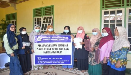 Training on The Utilization of Paper and Plastic Waste Into Recycled Paper and Knitting Bag