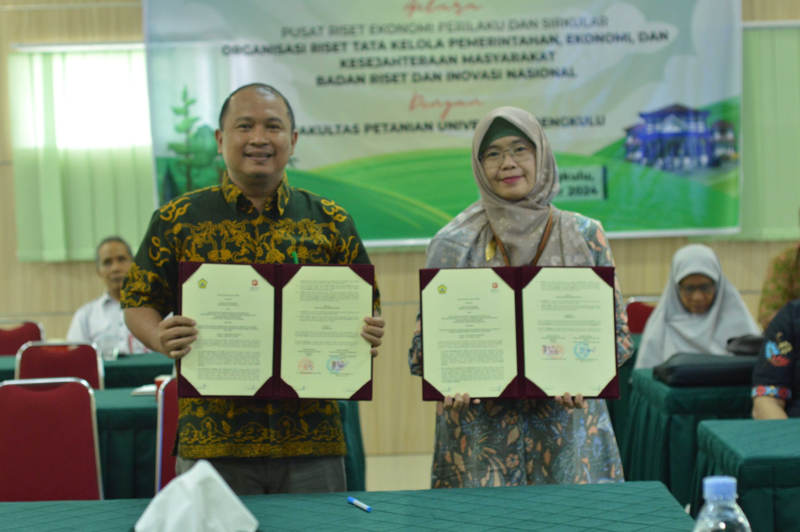 SIGNING OF RESEARCH COOPERATION AGREEMENT BETWEEN THE CENTER FOR BEHAVIORAL AND CIRCULAR ECONOMICS RESEARCH, THE GOVERNANCE, ECONOMIC AND PUBLIC WELFARE RESEARCH ORGANIZATION OF THE NATIONAL RESEARCH AND INNOVATION AGENCY (BRIN) WITH THE FACULTY OF AGRICULTURE, UNIVERSITY OF BENGKULU