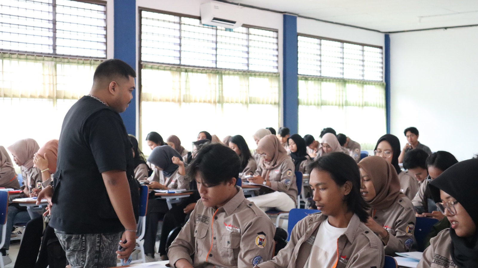 TEACHING PRACTITIONER ENGLISH COURSE BY : ADI IDHAM SIREGAR