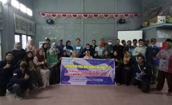 Training on Making Functional Drinks Made from Tea and Spices in Suban Ayam Village