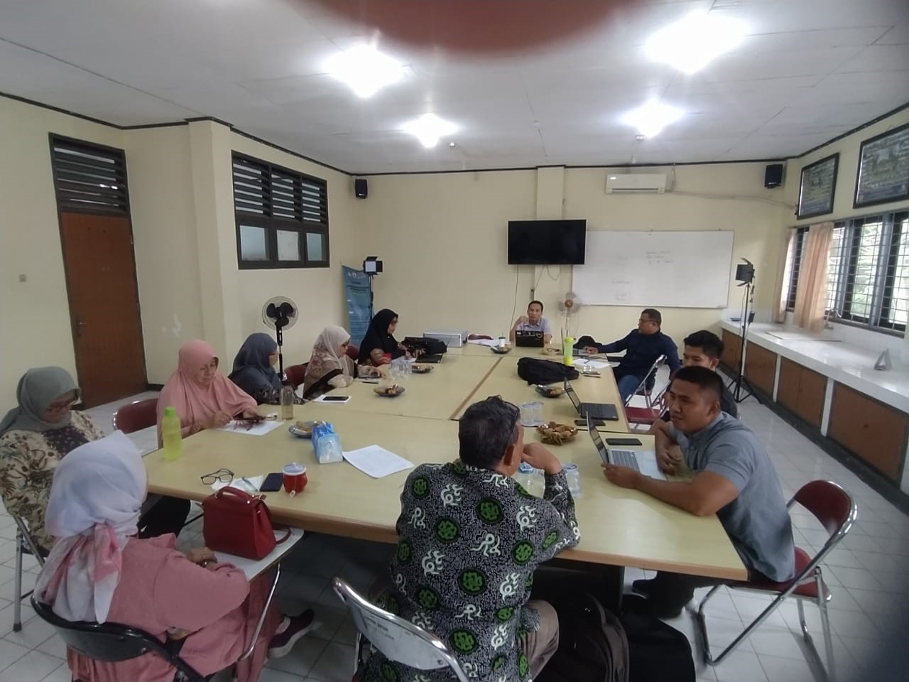 Rapat evaluasi laboratorium dan pelaksanaan praktikum Rapat evaluasi laboratorium dan pelaksanaan praktikum