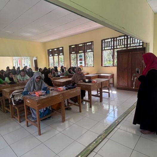 Dosen Peternakan UNIB Laksanakan Pengabdian Masyarakat Melalui Pelatihan Pembuatan Nugget Ayam untuk Pencegahan Stunting di Desa Giri Kencana
