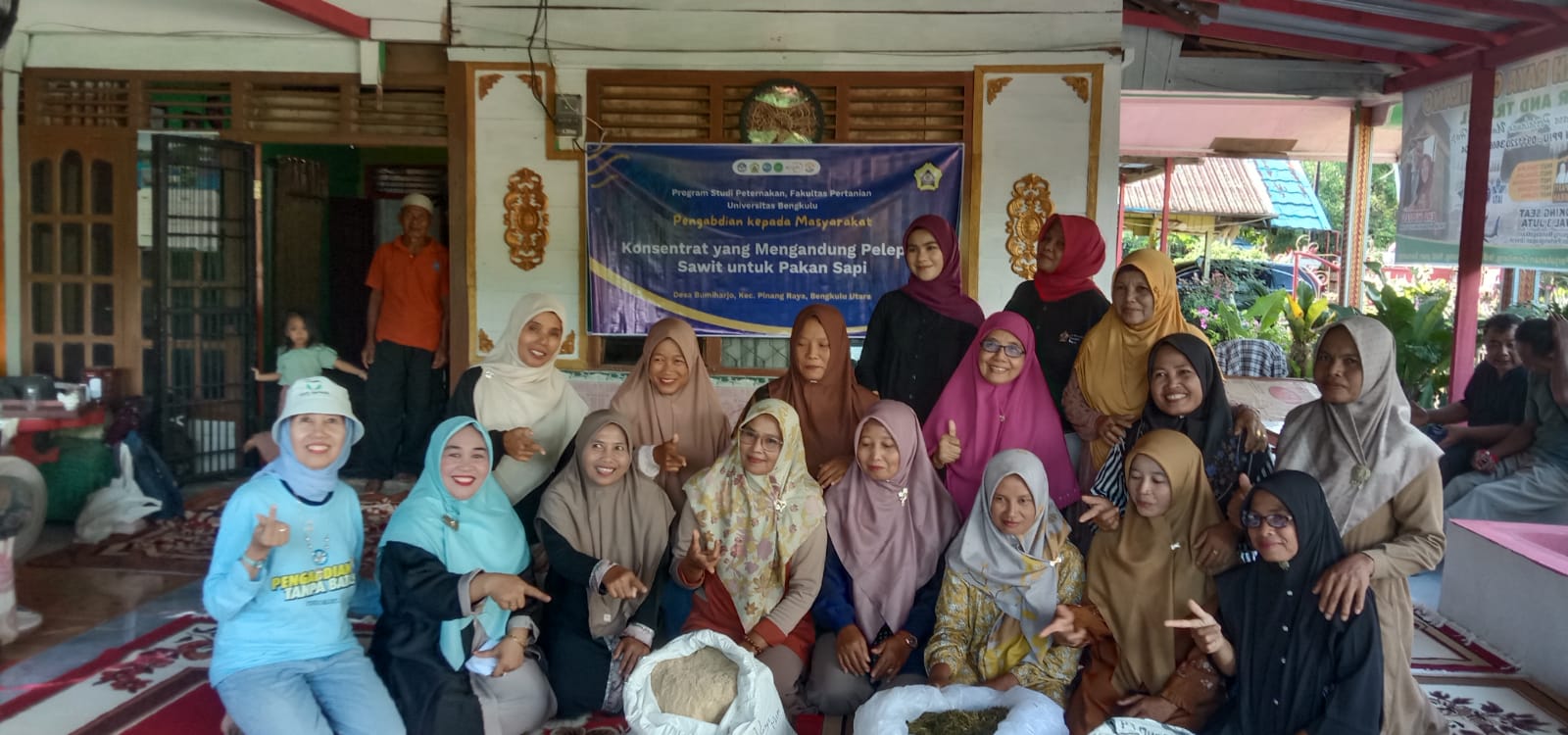 Tim Dosen Peternakan UNIB Ajari Peternak Desa Manfaatkan Pelepah Sawit sebagai Pakan Konsentrat Sapi