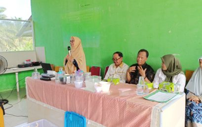 Agricultural Technology Lecturer Conducts Education on the Use of Plastic Packaging in Food Products and Their Impact on Health and the Environment at Dangau Datuk Agribusiness Vocational School, Bengkulu City