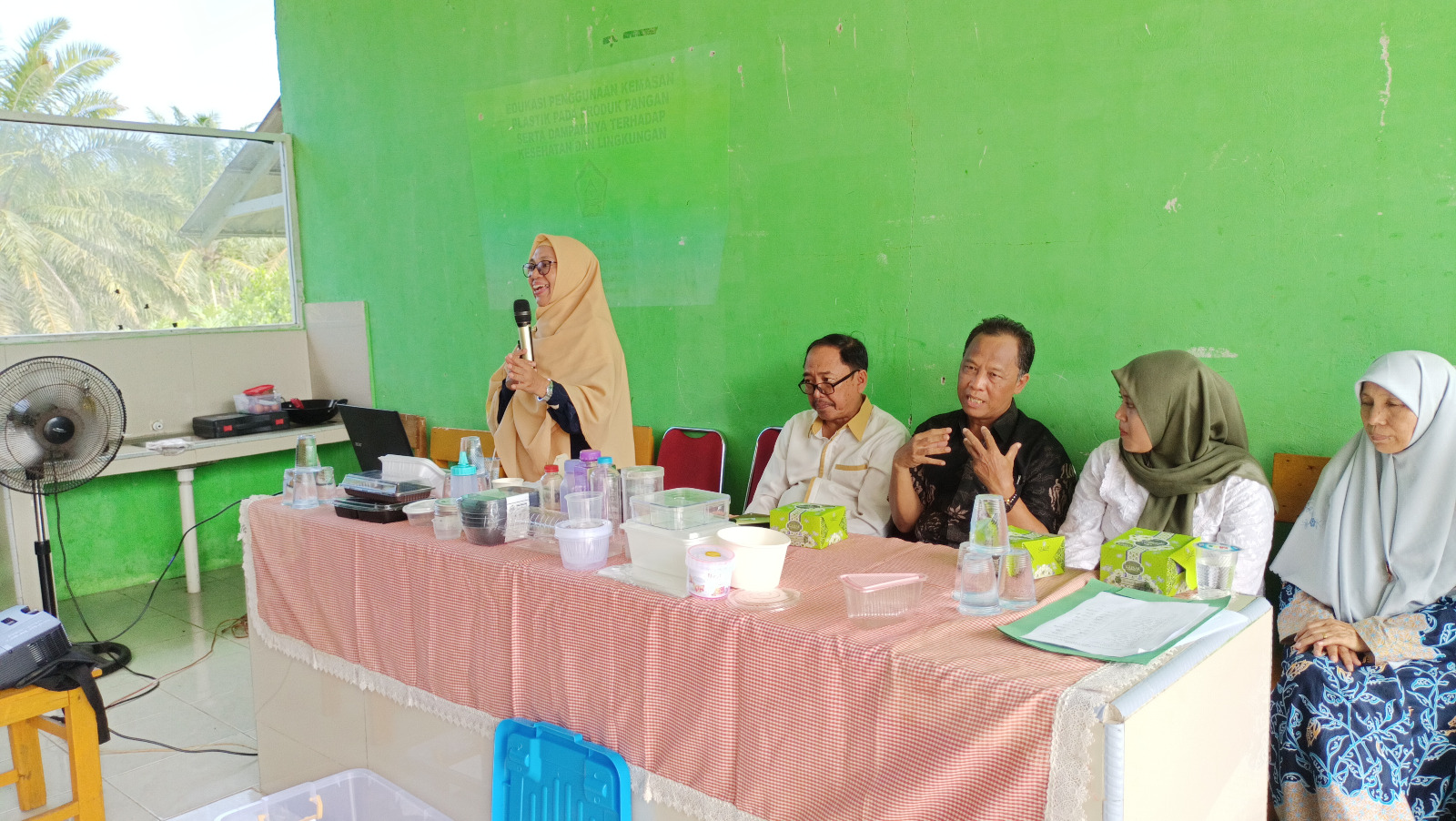 Agricultural Technology Lecturer Conducts Education on the Use of Plastic Packaging in Food Products and Their Impact on Health and the Environment at Dangau Datuk Agribusiness Vocational School, Bengkulu City Agricultural Technology Lecturer Conducts Education on the Use of Plastic Packaging in Food Products and Their Impact on Health and the Environment at Dangau Datuk Agribusiness Vocational School, Bengkulu City