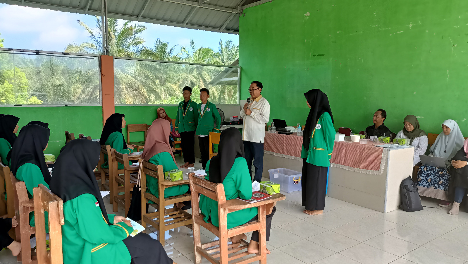 Agricultural Technology Lecturer Performs Community Service on Agribusiness Feasibility Analysis at Dangau Datuk Agribusiness Vocational School, Bengkulu City