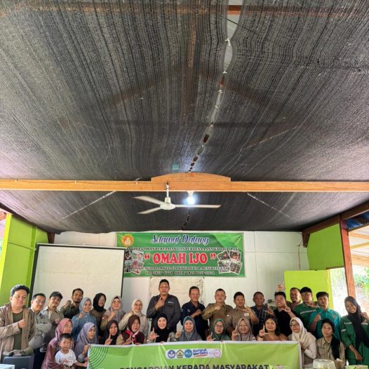 Lecturers from the Forestry Department (Forestry and Environmental Science Study Program) at the University of Bengkulu Train the Tanjung Dalam Village Community in Making Liquid Organic Fertilizer from Household Waste