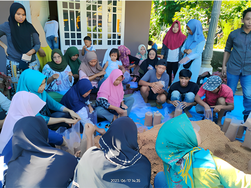 The Community Service of Unib Forestry Lecturers to Kemumu Villages Residents and UNIB Forestry Alumni