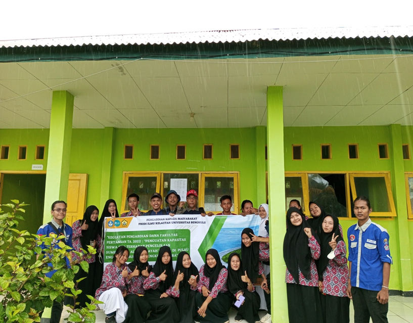 Community Service: Strengthening High School Students’ Capacity in Managing Coastal Natural Resources in Enggano Island, North Bengkulu Regency Community Service: Strengthening High School Students’ Capacity in Managing Coastal Natural Resources in Enggano Island, North Bengkulu Regency