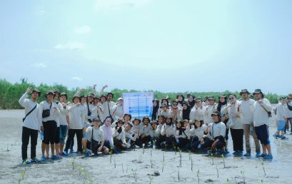 Beach Clean-Up and Planting 1000 Mangroves in Bengkulu City: Collaboration between PT. Paragon, The Marine Science Students Association (Himailka), and the Waste Heroes Community