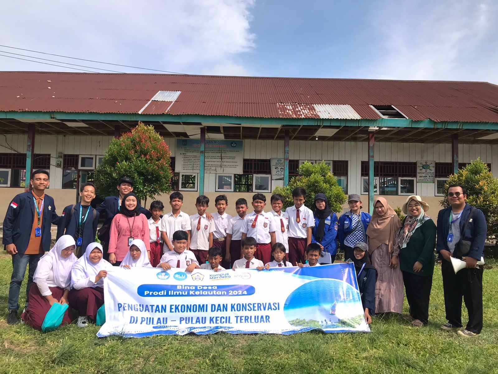 Socialization of Potential Seaweed for the Students of Enggano Island Socialization of Potential Seaweed for the Students of Enggano Island