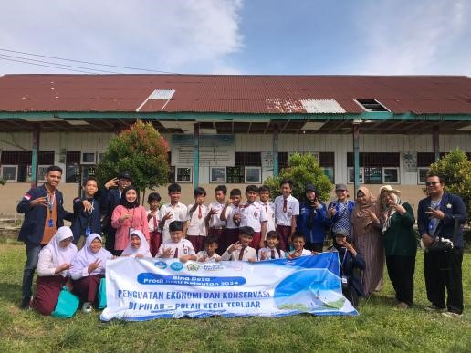 SOCIALIZATION OF THE INTRODUCTION OF FRIENDLY FISHING TOOLS AT SDN 55 BENGKULU UTARA FORMING A MINDSET FOR PROTECTING THE MARINE ENVIRONMENT FROM AN EARLY TIME SOCIALIZATION OF THE INTRODUCTION OF FRIENDLY FISHING TOOLS AT SDN 55 BENGKULU UTARA FORMING A MINDSET FOR PROTECTING THE MARINE ENVIRONMENT FROM AN EARLY TIME