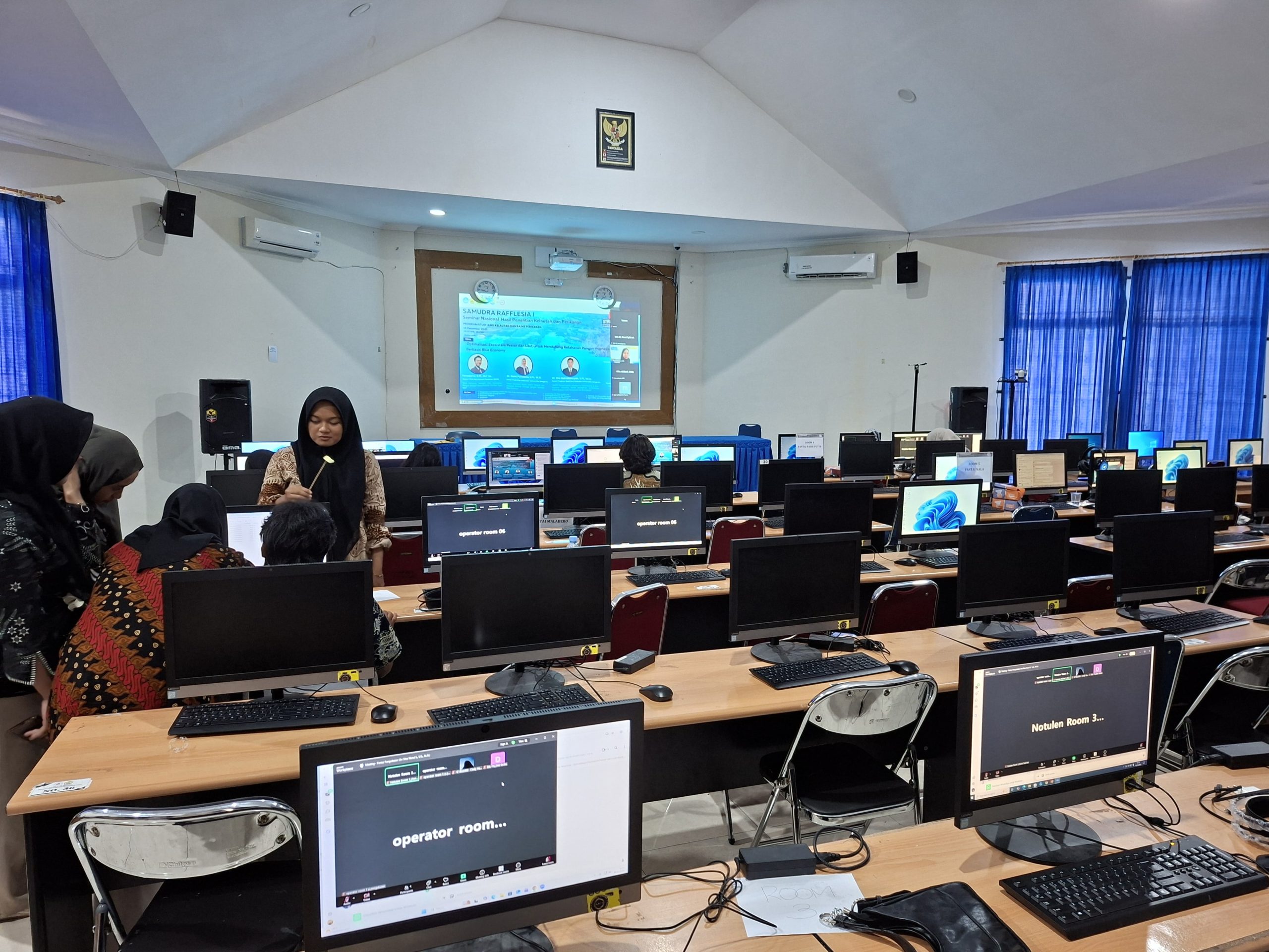 Parallel Scientific Sessions of Samudra Rafflesia I: Dissemination of Marine and Fisheries Research Across Seven Thematic Rooms Parallel Scientific Sessions of Samudra Rafflesia I: Dissemination of Marine and Fisheries Research Across Seven Thematic Rooms