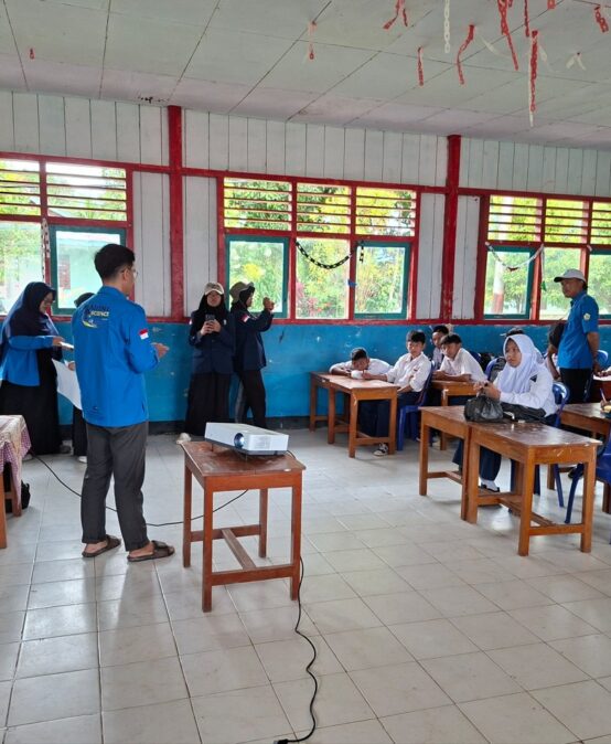 Marine Science Lecturers of Universitas Bengkulu Conduct Education Program in Enggano Island on the Economic Potential and Conservation of Sea Cucumbers