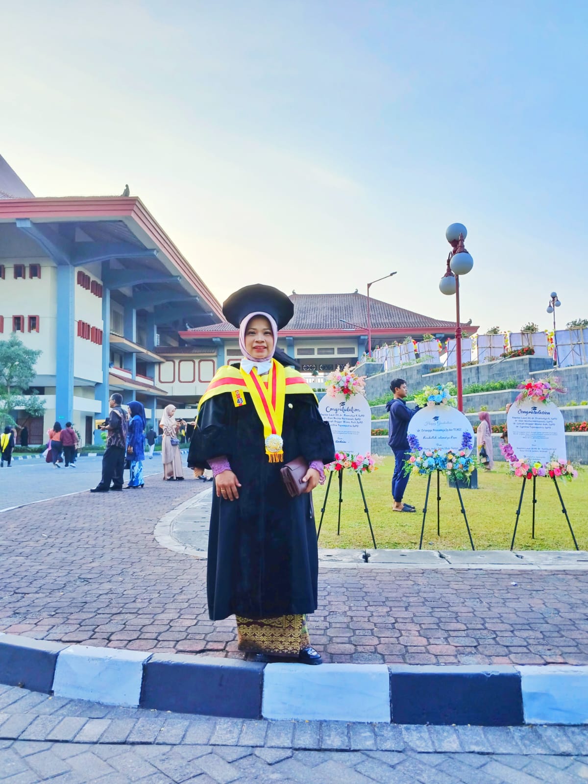UCAPAN SELAMAT ATAS KEBERHASILAN MENCAPAI GELAR DOKTOR UCAPAN SELAMAT ATAS KEBERHASILAN MENCAPAI GELAR DOKTOR