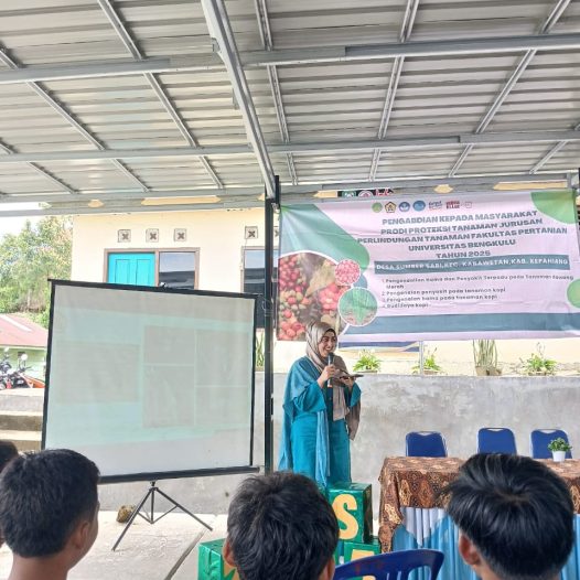 Pakistani PhD Students Introduce Mealybug Identification to Farmers in Sumber Sari