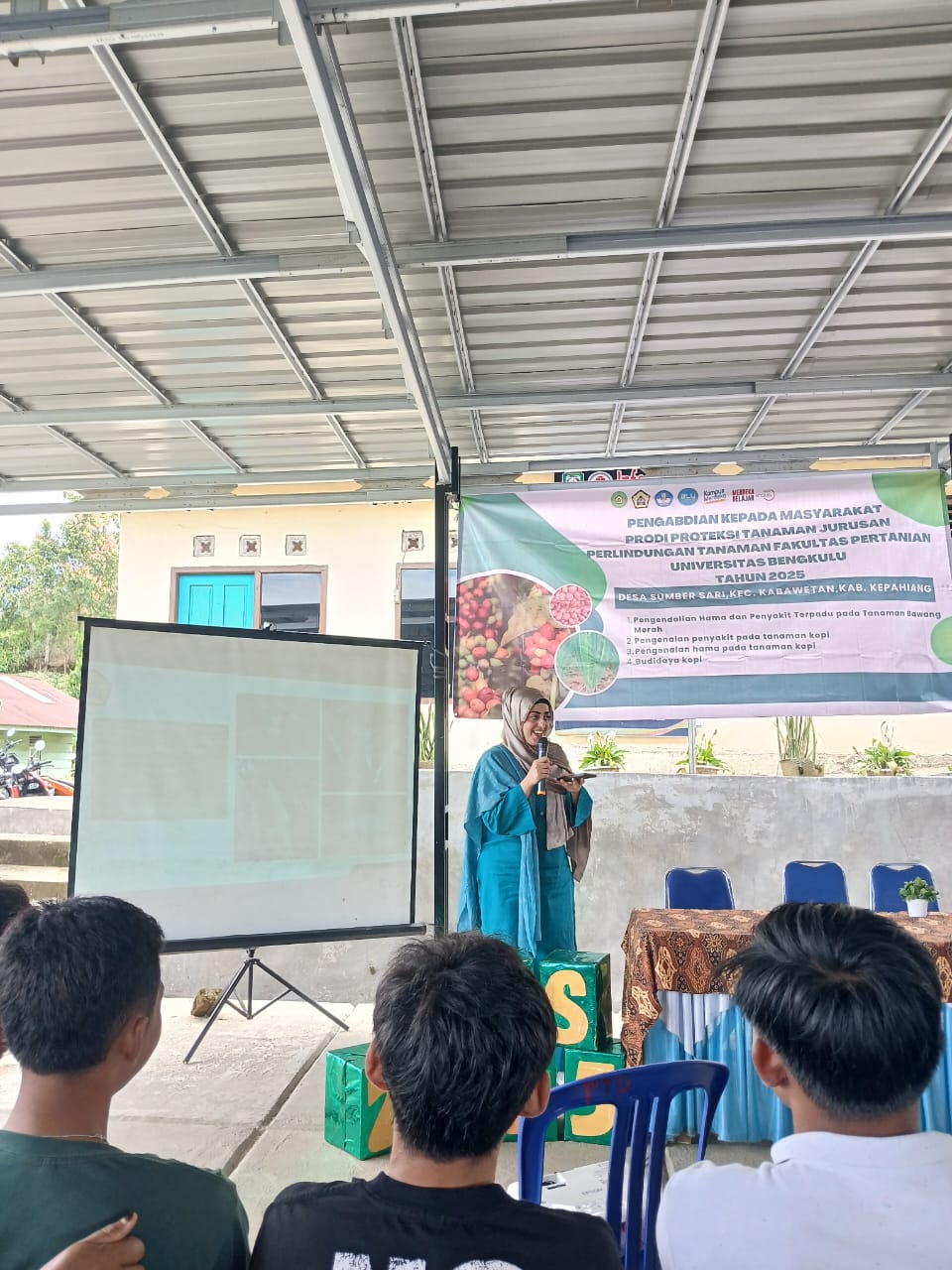 Pakistani PhD Students Introduce Mealybug Identification to Farmers in Sumber Sari Pakistani PhD Students Introduce Mealybug Identification to Farmers in Sumber Sari