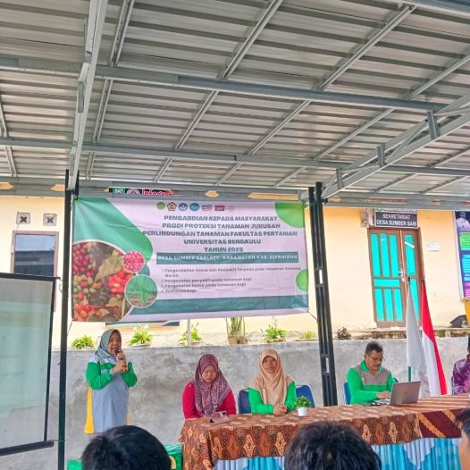 UNIVERSITY OF BENGKULU LECTURERS INTRODUCE COFFEE PLANT DISEASES TO FARMERS IN SUMBER SARI VILLAGE