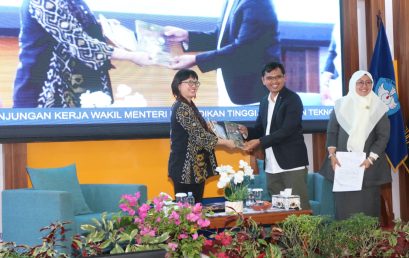 WAMEN PROF. STELLA CHRISTIE APRESIASI RISET KUTU PUTIH MILIK PROTEKSI TANAMAN UNIB SEBAGAI SALAH SATU RISET KELAS DUNIA