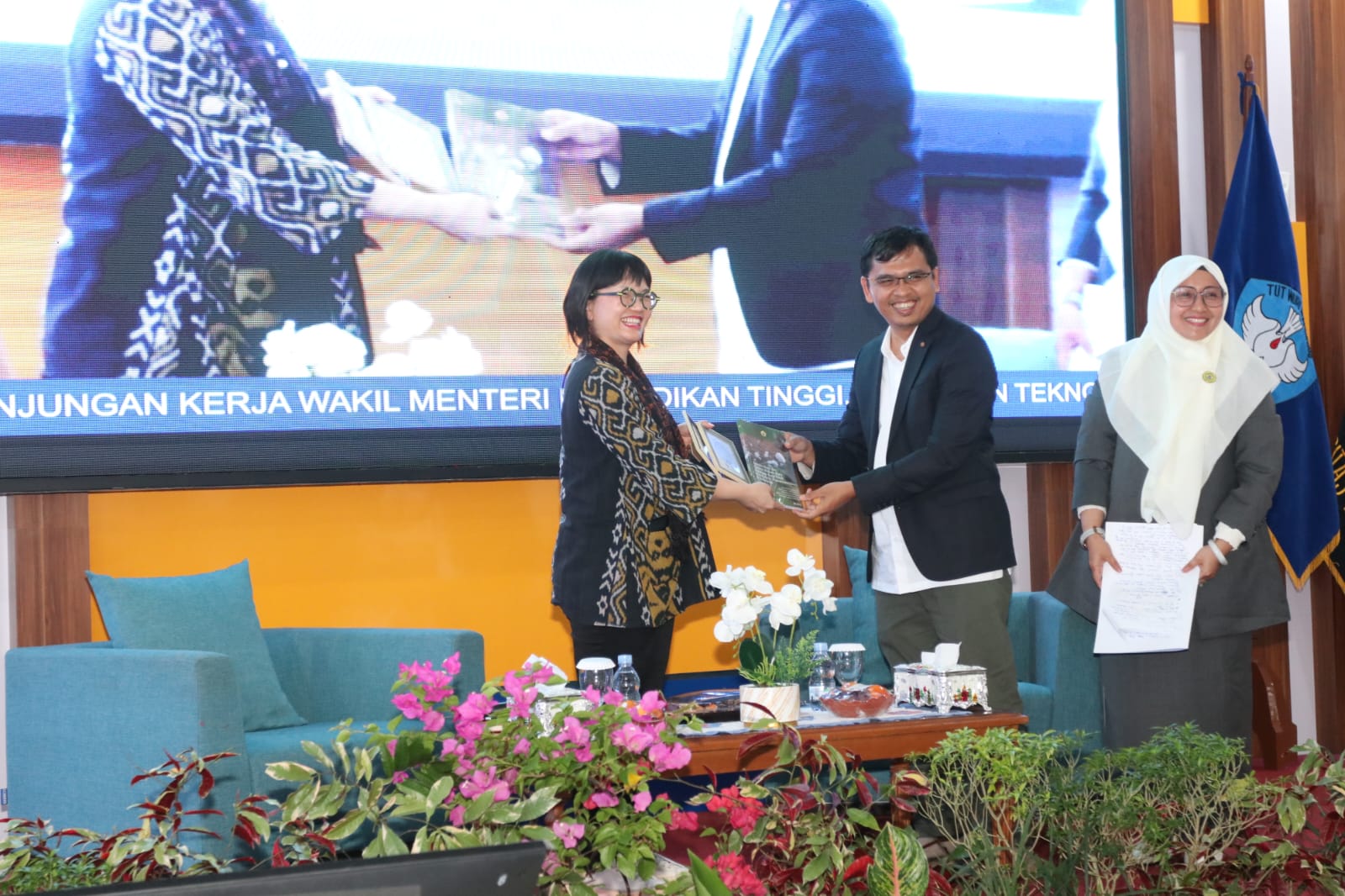 WAMEN PROF. STELLA CHRISTIE APRESIASI RISET KUTU PUTIH MILIK PROTEKSI TANAMAN UNIB SEBAGAI SALAH SATU RISET KELAS DUNIA