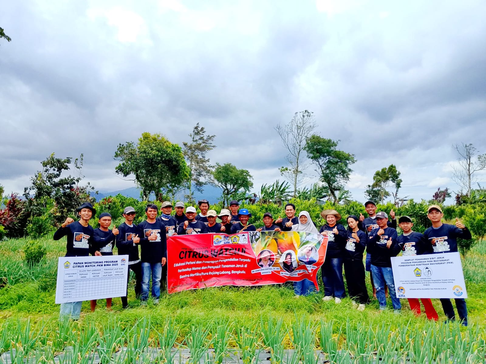 CITRUS WATCH: TIM PROTEKSI TANAMAN UNIB EDUKASI PETANI JERUK REJANG LEBONG UNTUK KENDALIKAN HAMA DAN PENYAKIT