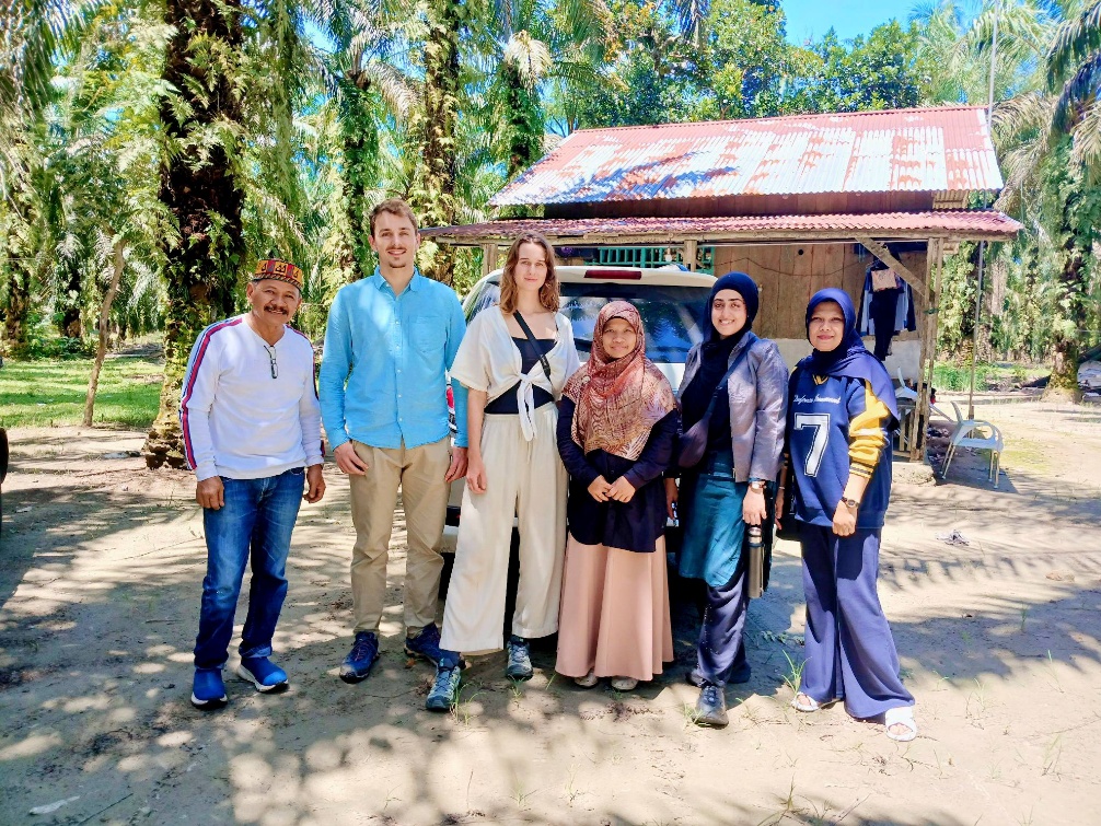 PENELITIAN INTERNASIONAL: JASPER HESLING TELITI KERAGAMAN MIKORIZA SAWIT DI BENGKULU PENELITIAN INTERNASIONAL: JASPER HESLING TELITI KERAGAMAN MIKORIZA SAWIT DI BENGKULU