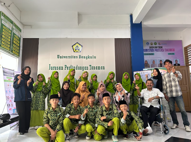 SISWA SMP AL KARIM BENGKULU BELAJAR LANGSUNG DI PROTEKSI TANAMAN UNIB SISWA SMP AL KARIM BENGKULU BELAJAR LANGSUNG DI PROTEKSI TANAMAN UNIB
