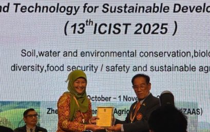 Prof. Nanik Setyowati received  AATSEA Award 2025 in Education and Research