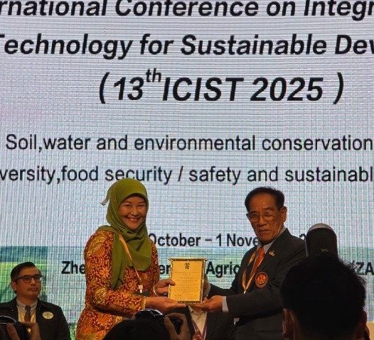 Prof. Nanik Setyowati received  AATSEA Award 2025 in Education and Research