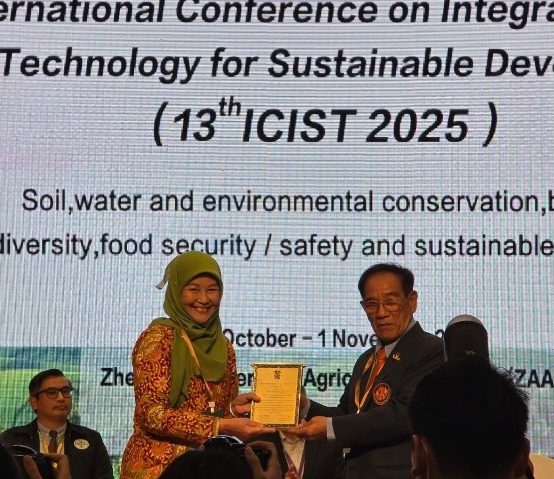 Prof. Nanik Setyowati received  AATSEA Award 2025 in Education and Research