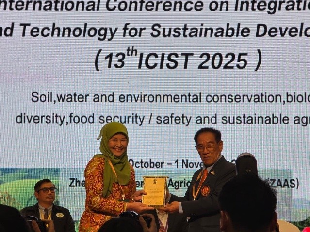 Prof. Nanik Setyowati received  AATSEA Award 2025 in Education and Research