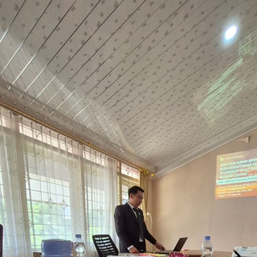 Mahasiswa S2 PSDA UNIB Laksanakan Ujian Tesis tentang Strategi Bisnis Berkelanjutan Kopi Hutan Sosial