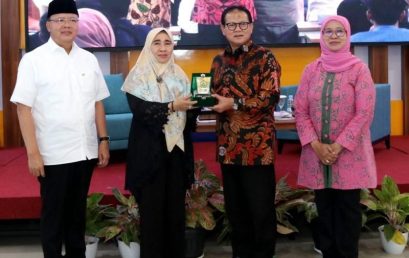 Minister of Maritime Affairs and Fisheries of Indonesia during President Megawati Soekarnoputri’s era delivered a public lecture on Coastal Area Management at the Faculty of Agriculture, University of Bengkulu (Faperta UNIB).