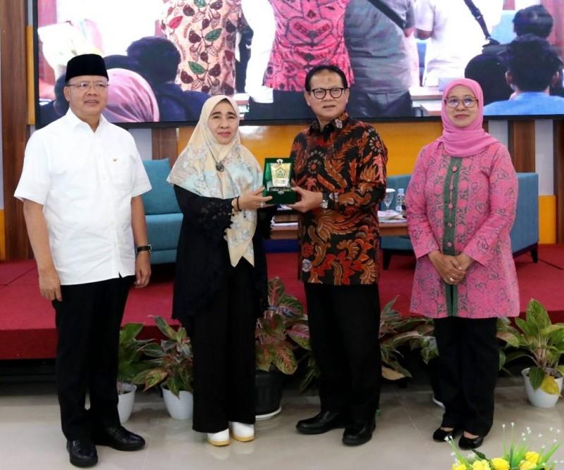 Minister of Maritime Affairs and Fisheries of Indonesia during President Megawati Soekarnoputri’s era delivered a public lecture on Coastal Area Management at the Faculty of Agriculture, University of Bengkulu (Faperta UNIB).