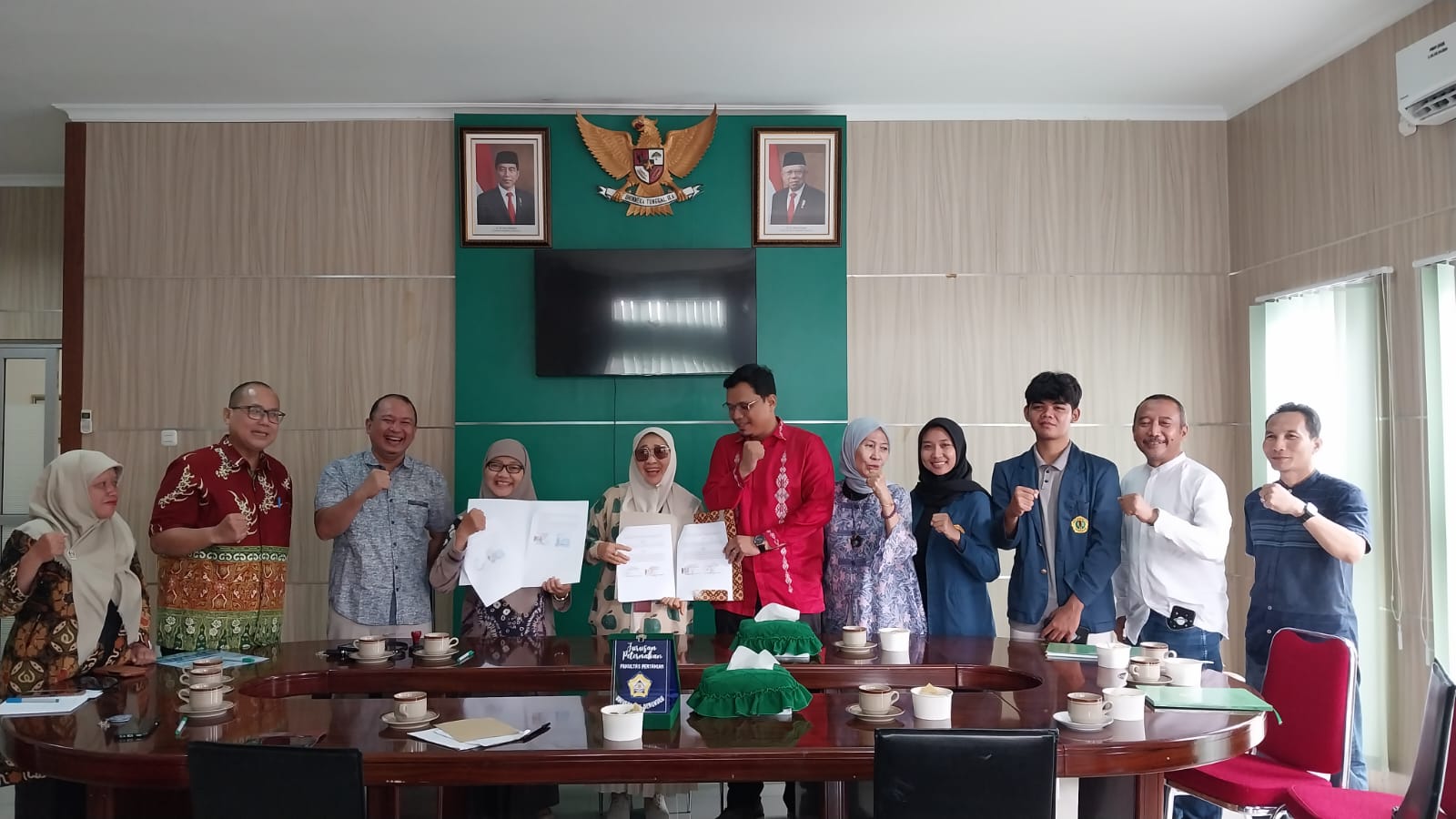 The signing of the PKS Agreement between FP UNIB and FAPET UNRAM and the Return of Research Program Students to the UNRAM Campus The signing of the PKS Agreement between FP UNIB and FAPET UNRAM and the Return of Research Program Students to the UNRAM Campus