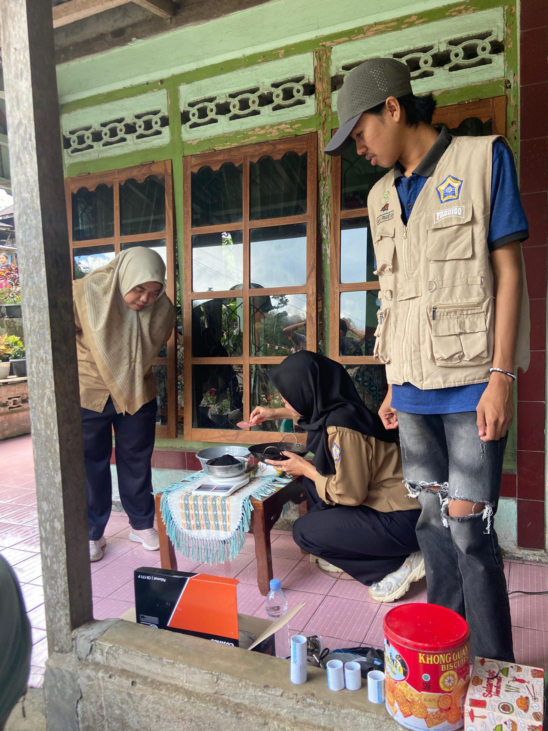 Students of PPK Ormawa Hima Sylva and Tebat Pulau Village Innovate One-Stream Coffee Processing, Coffee Waste Processing, and Omnichannel Marketing for Economic Empowerment Students of PPK Ormawa Hima Sylva and Tebat Pulau Village Innovate One-Stream Coffee Processing, Coffee Waste Processing, and Omnichannel Marketing for Economic Empowerment