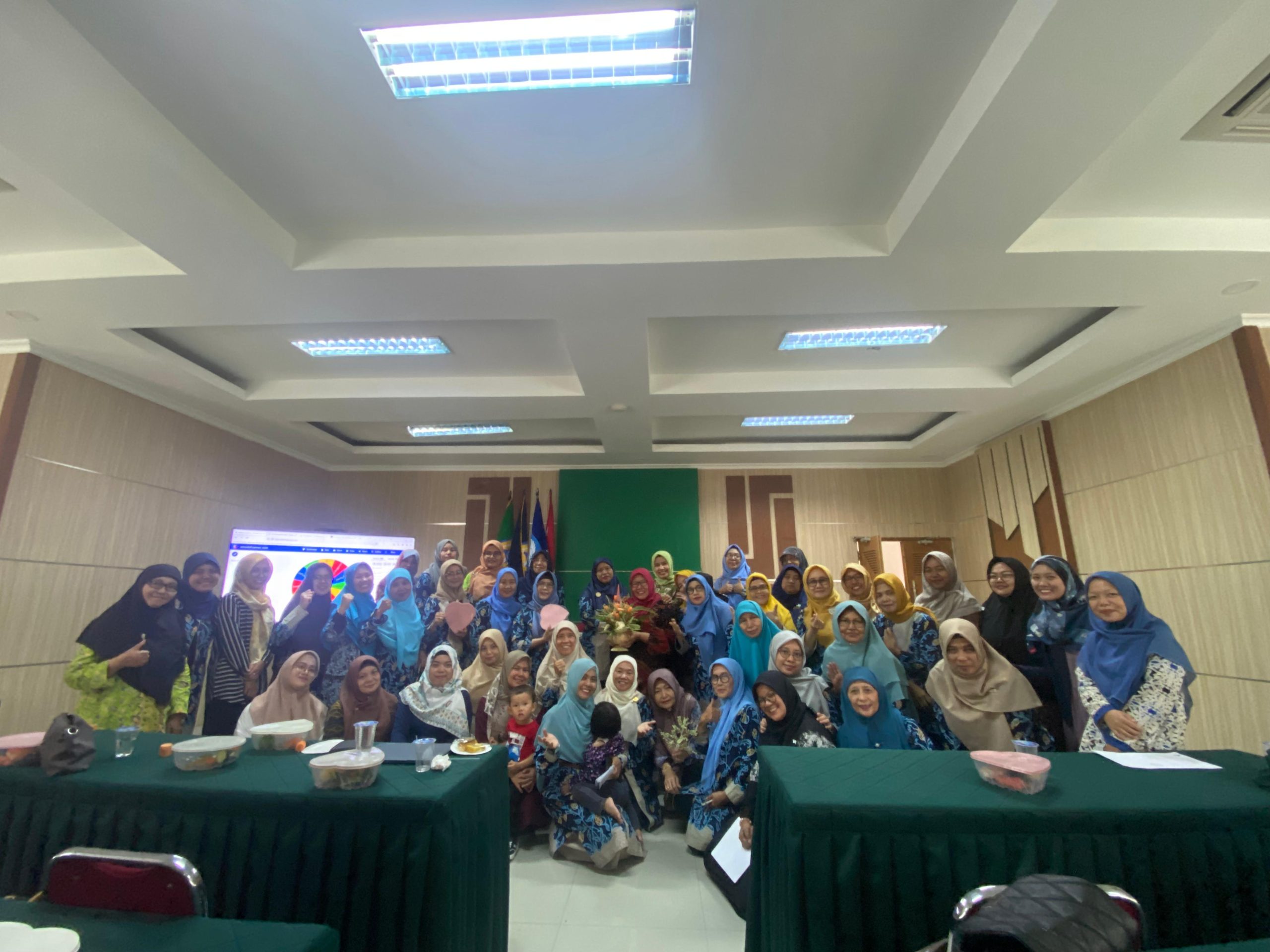 Improve Skills, Dharma Wanita Persatuan Faculty of Agriculture Holds Fun Gathering to Carve and Decorate Fruit Improve Skills, Dharma Wanita Persatuan Faculty of Agriculture Holds Fun Gathering to Carve and Decorate Fruit