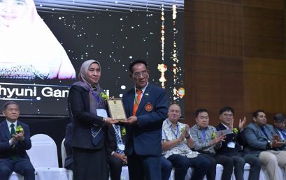 Faperta UNIB’s Prof. Dwi Wahyuni Ganefianti Receives Prestigious AATSEA Award for Education & Research