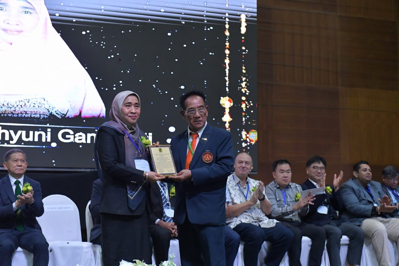 Faperta UNIB’s Prof. Dwi Wahyuni Ganefianti Receives Prestigious AATSEA Award for Education & Research Faperta UNIB’s Prof. Dwi Wahyuni Ganefianti Receives Prestigious AATSEA Award for Education & Research