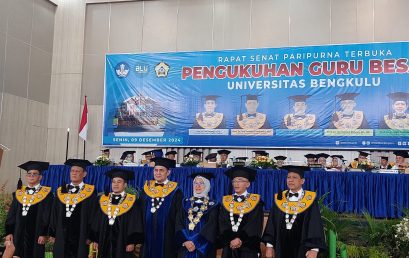 Dean of Faperta Congratulates Prof. Sigit Sudjatmiko on His Professorship Inauguration at UNIB